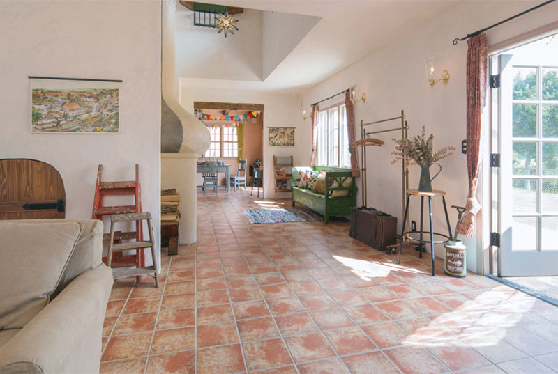 カタログ用の商品撮影やネットショップの撮影、人物の写真や建物内外の写真等のロケーション撮影、CMやプロモーション用の動画撮影・制作、モデル・ヘアメイクの紹介等